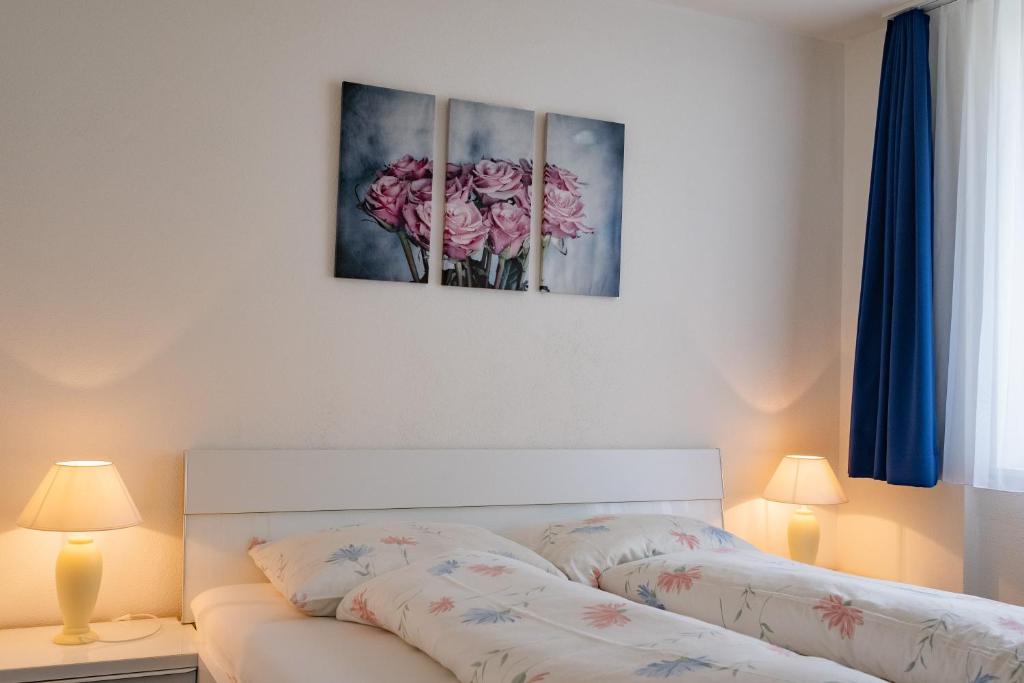 Postel nebo postele na pokoji v ubytování Apartment Kesch Chesa Quadrella