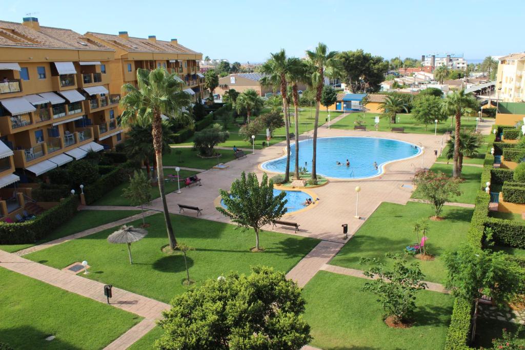 een luchtzicht op een park met een zwembad bij ATICO-DUPLEX CERCA DE DENIA Y LA PLAYA -(KM 0,5 LES MARINES) in Denia