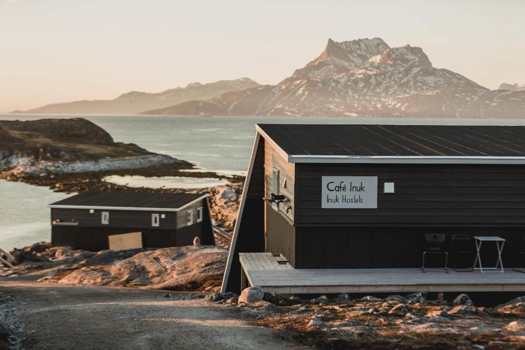 un edificio con un letrero que lee se pierde no se hace en Inuk Hostels en Nuuk