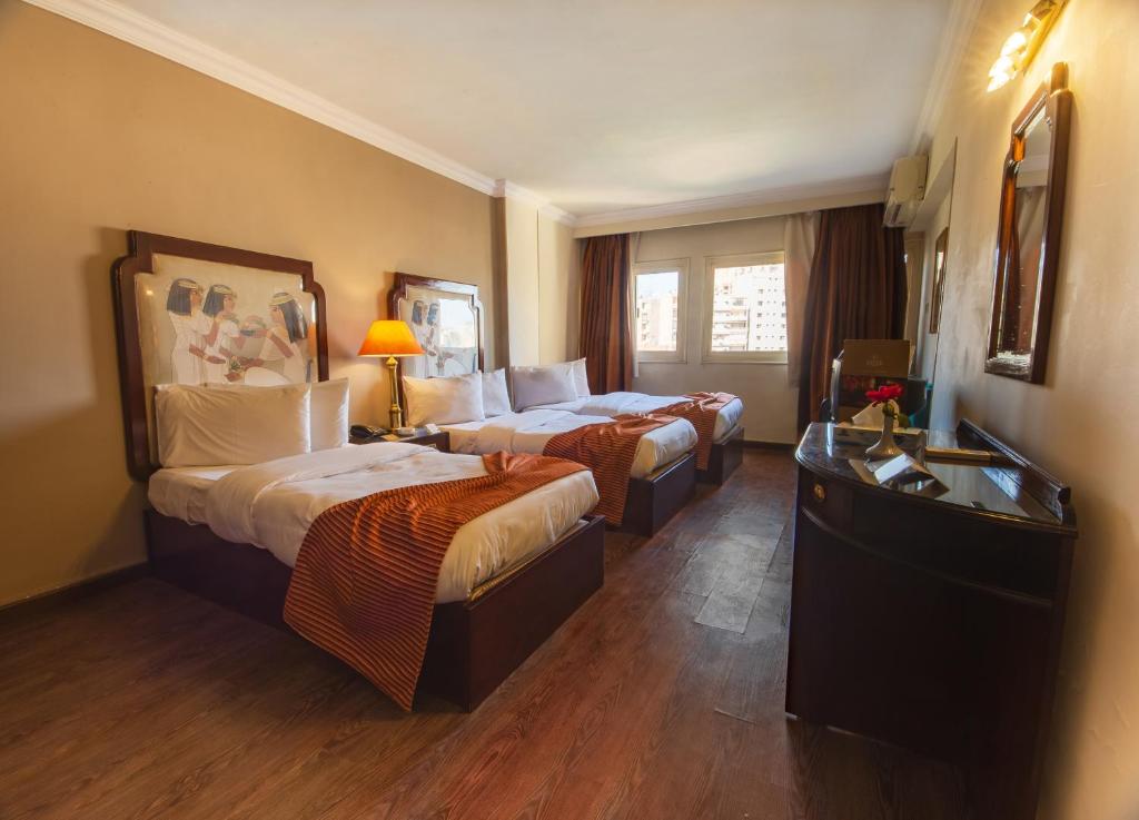 Postel nebo postele na pokoji v ubytování Zayed Hotel
