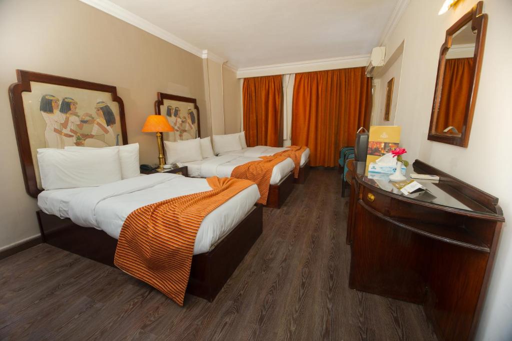 Postel nebo postele na pokoji v ubytování Zayed Hotel