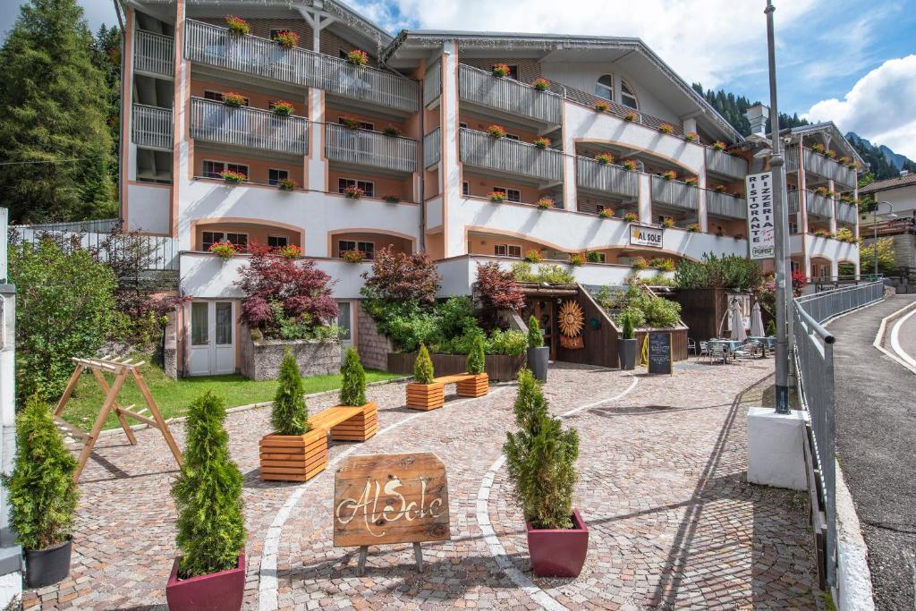 un hôtel avec un panneau devant lui dans l'établissement Hotel Resort Al Sole, à Canazei