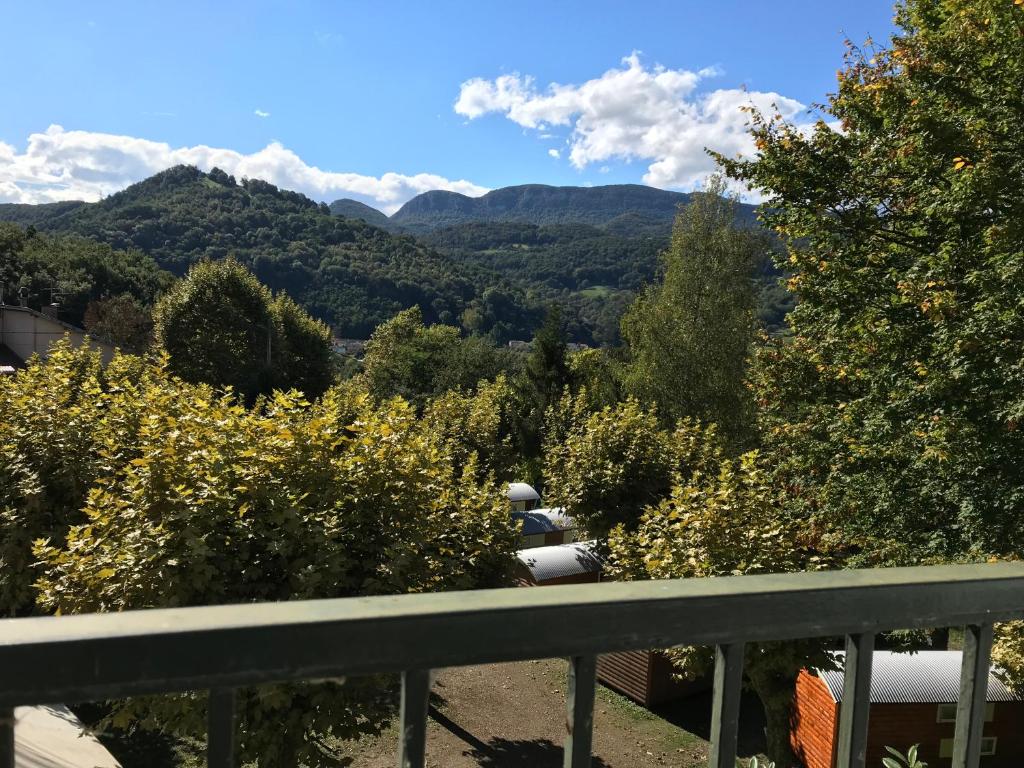 uma vista para as montanhas a partir da varanda de uma casa em Les chambres et studios Camping Parc de Paletès em Saint-Girons