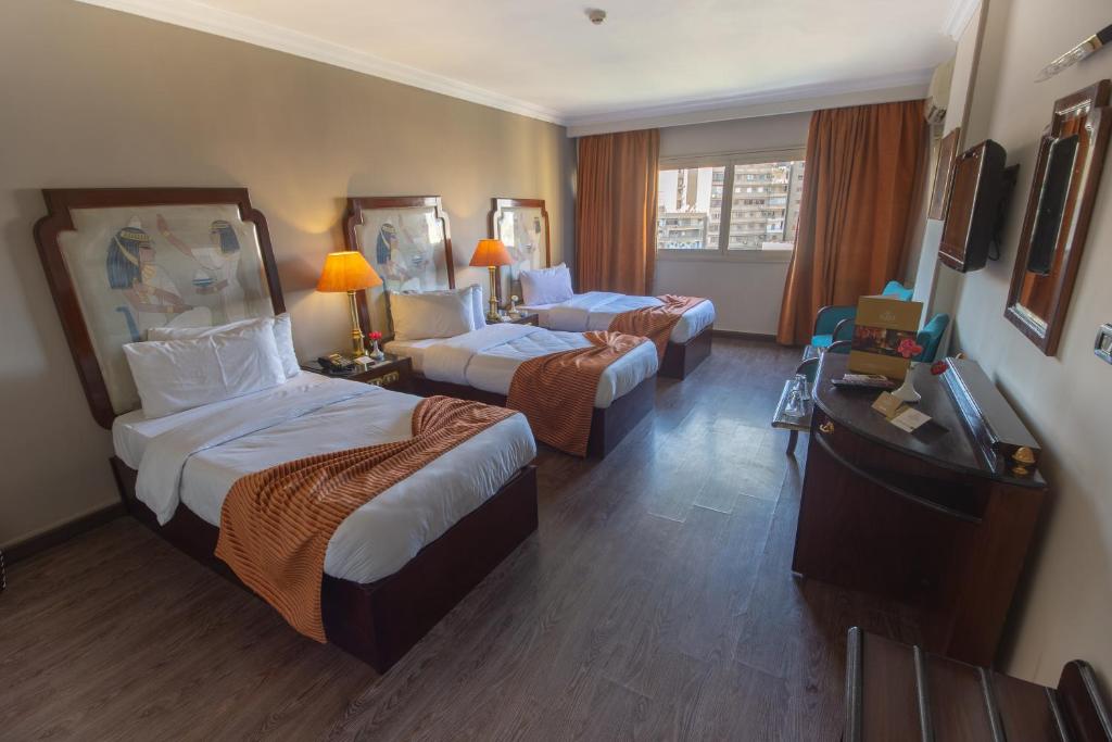 Postel nebo postele na pokoji v ubytování Zayed Hotel