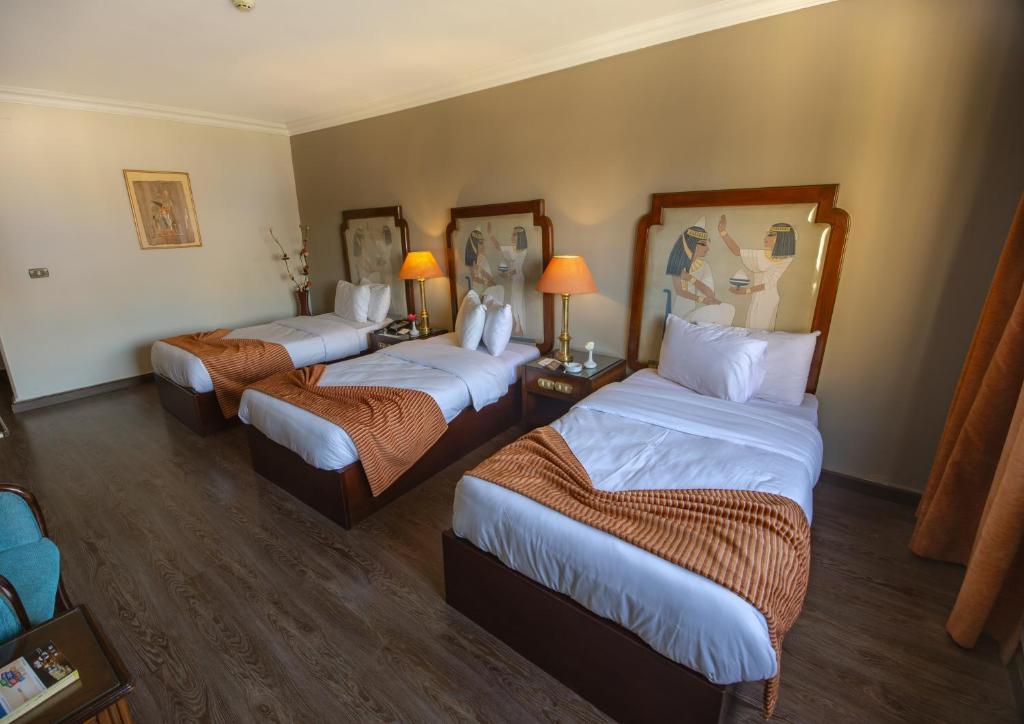 Postel nebo postele na pokoji v ubytování Zayed Hotel