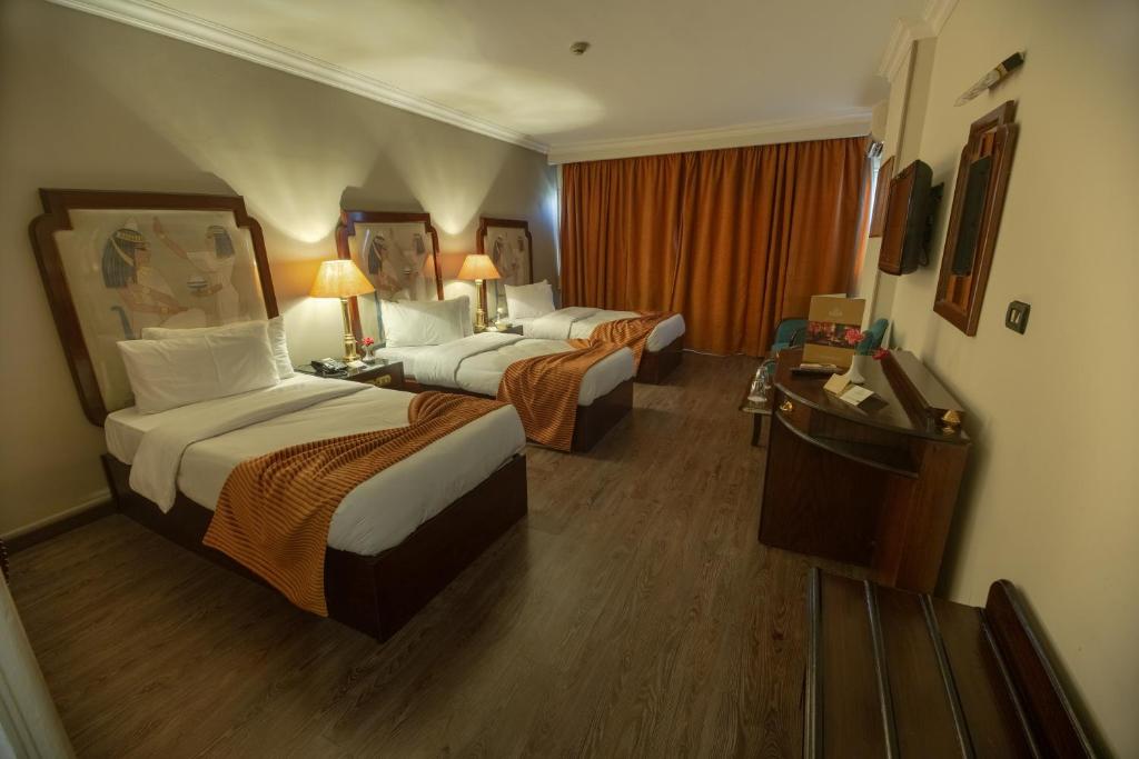 Postel nebo postele na pokoji v ubytování Zayed Hotel