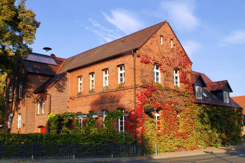 a brick building with ivy on the side of it at Alte Schule Reichenwalde in Reichenwalde