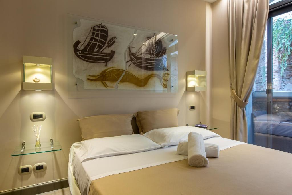 um quarto com uma cama com duas toalhas em Le Jardin Romain em Taormina