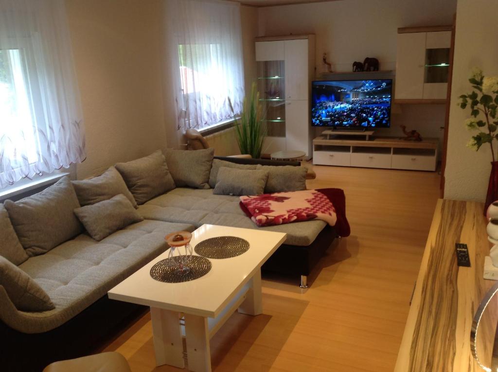 un soggiorno con divano e TV di FeWo König a Milbitz