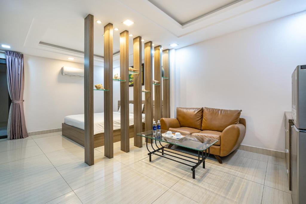 - un salon avec un canapé et un lit dans l'établissement ViVo 416 Apartment, à Hô-Chi-Minh-Ville