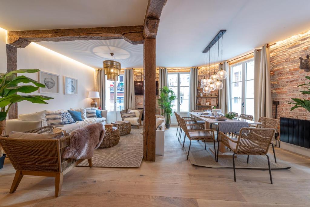 salon ze stołem i krzesłami w obiekcie Arechaga AC by Staynnapartments w mieście Bilbao
