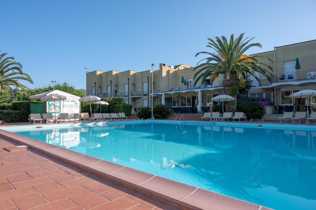 Bazén v ubytování Hotel Le Acacie nebo v jeho okolí