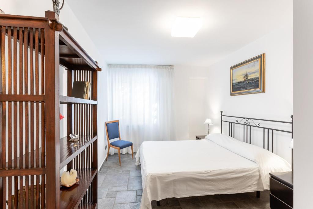 sypialnia z łóżkiem i krzesłem w obiekcie Penelope Seaview Apartment w Katanii