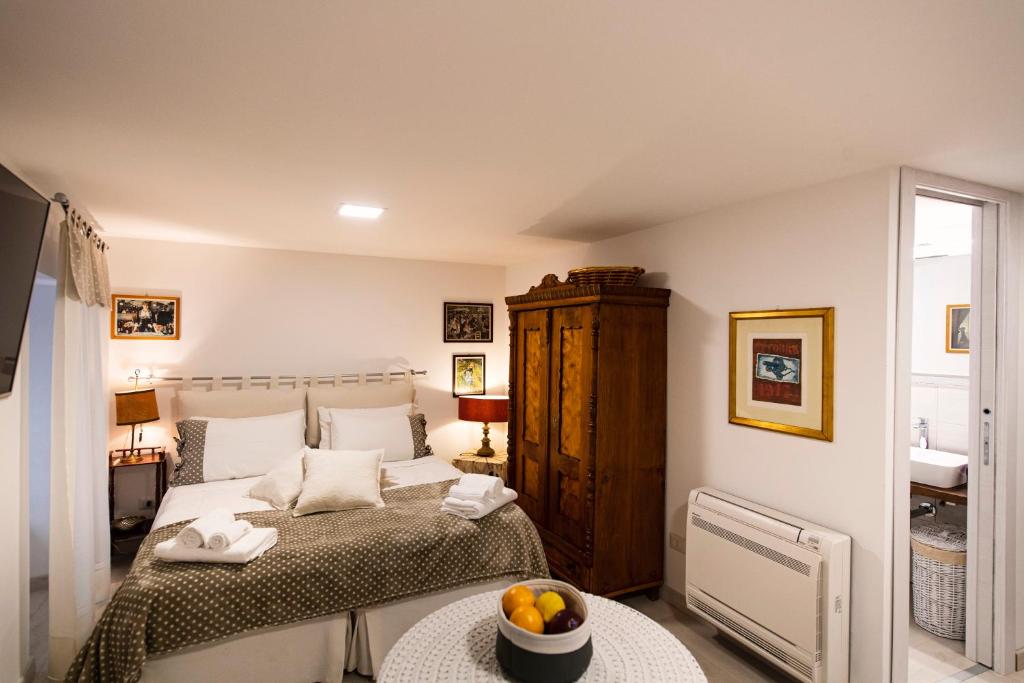 um quarto com uma cama e uma mesa em Affittacamere Pozzo Bianco em Orvieto