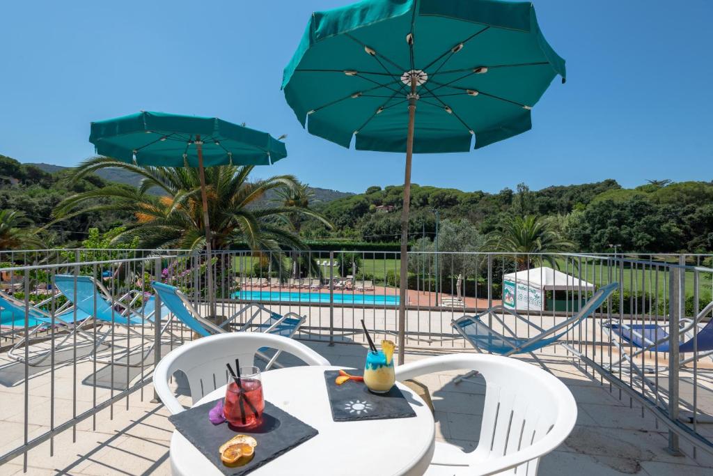 Bazén v ubytování Hotel Le Acacie nebo v jeho okolí