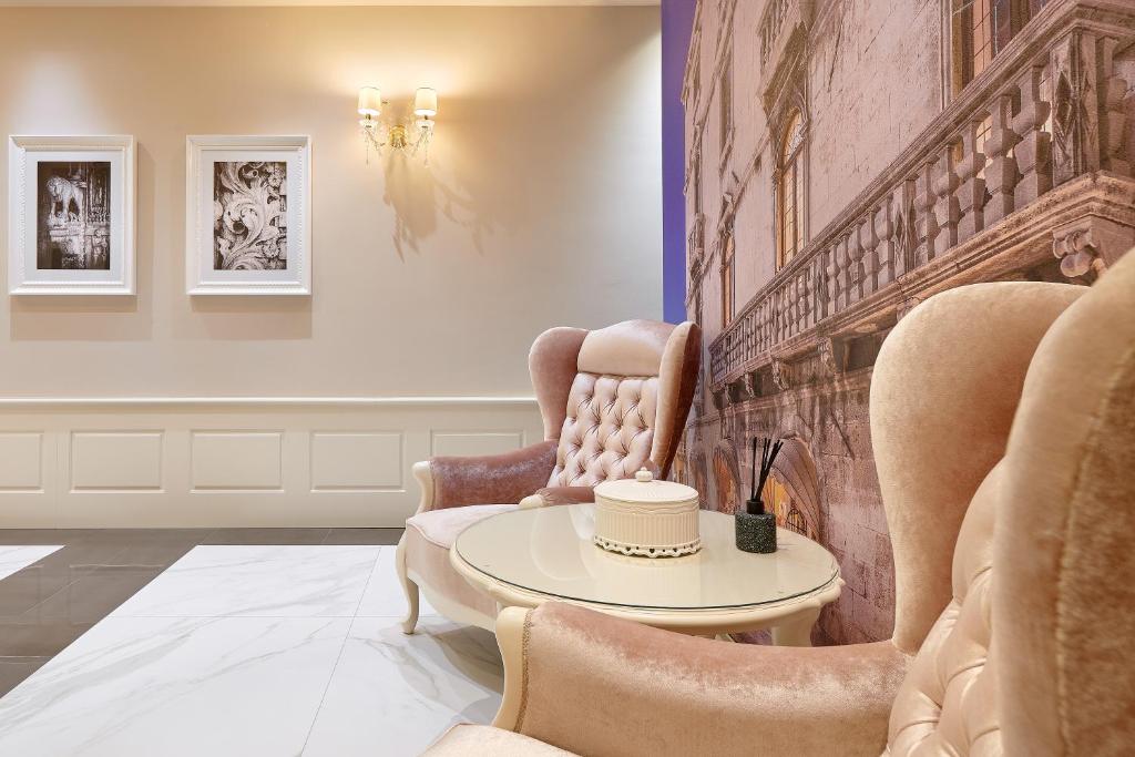 Posedenie v ubytovaní Piazza Heritage Hotel
