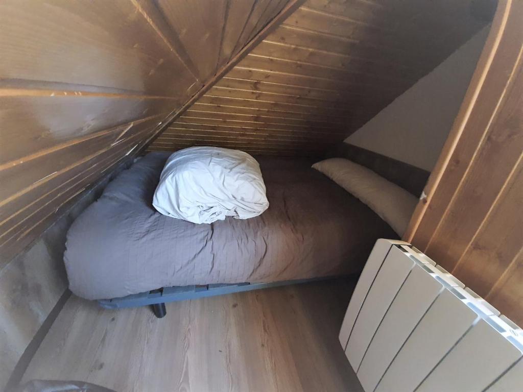 Posteľ alebo postele v izbe v ubytovaní Miramar Ski a pie de pista - Ático precioso con piscina