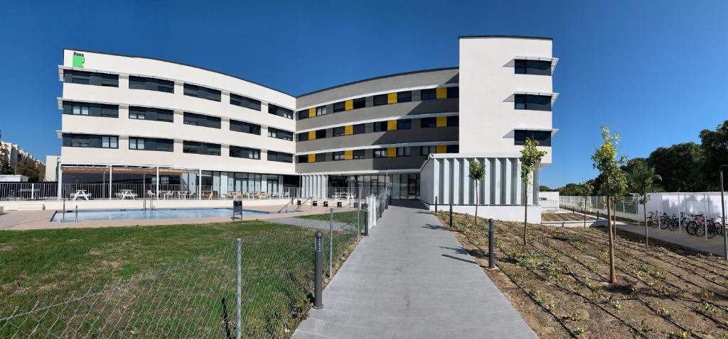 The building in which a hosteleket is located