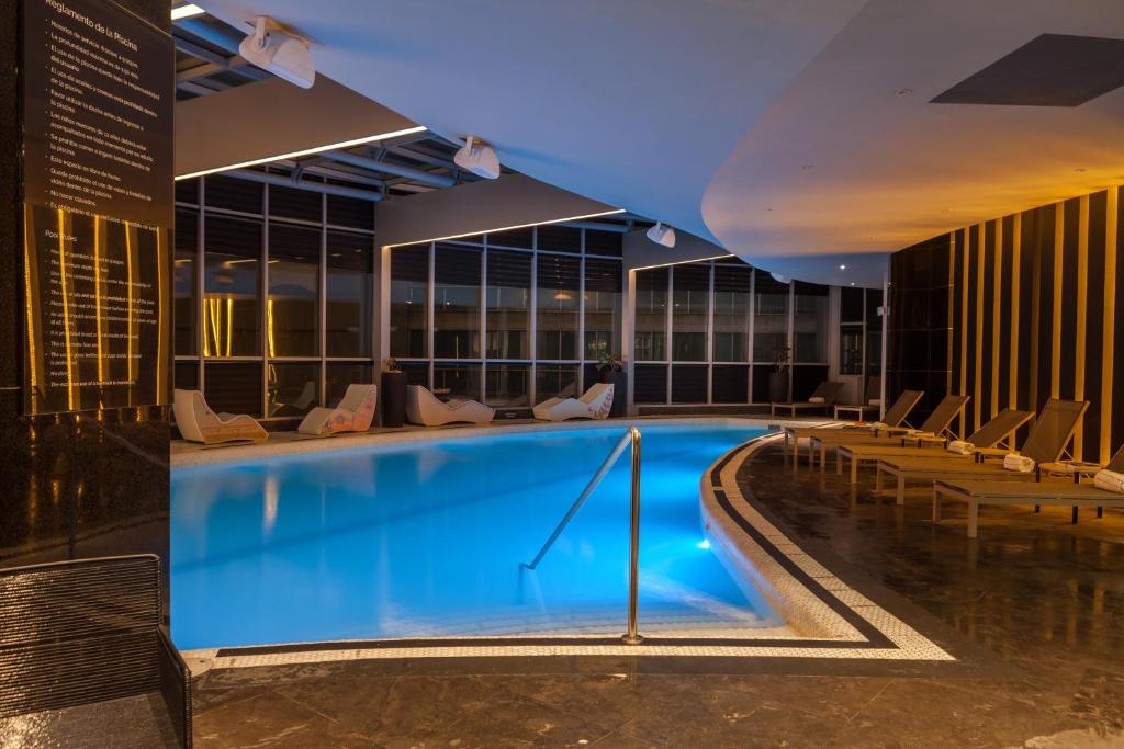 Der Swimmingpool an oder in der Nähe von Hotel Las Americas Golden Tower Panamá