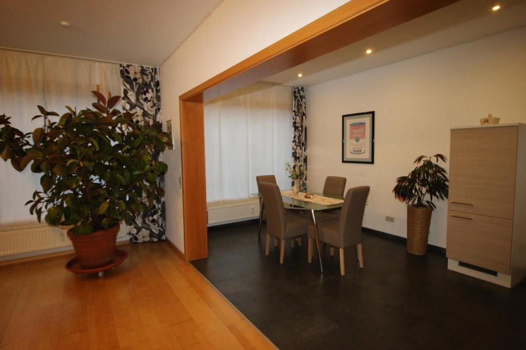 Un comedor con mesa y sillas en Fewo Spiaggia - Gästehaus Kön, en Zeltingen-Rachtig