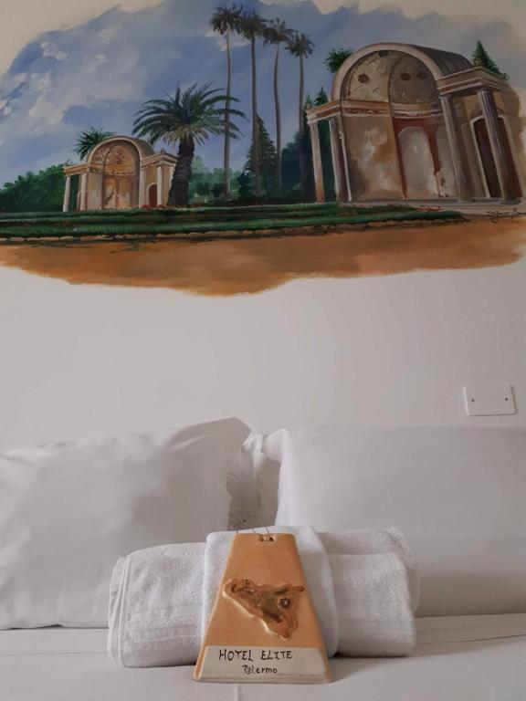 Postel nebo postele na pokoji v ubytování Hotel Elite Palermo Centro