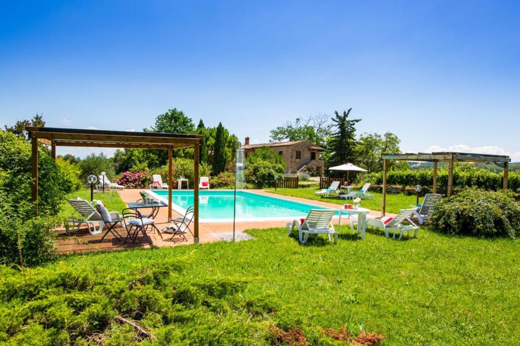 une cour avec une piscine entourée de chaises et un kiosque dans l'établissement Pietralta, à Gambassi Terme