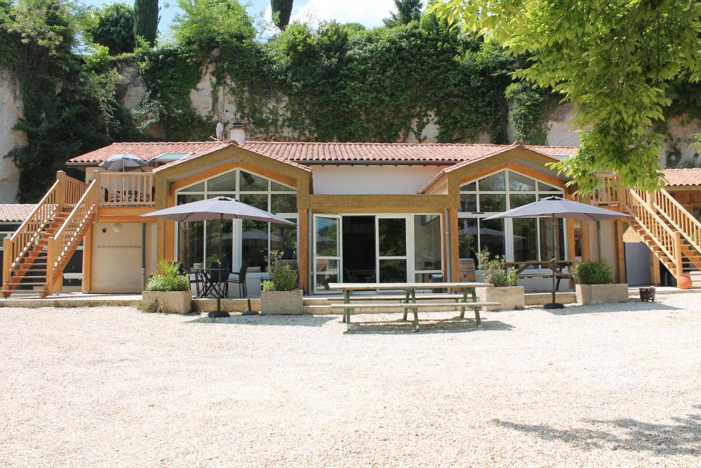 Photo de la galerie de l'établissement Domaine de Pont Vieux Aubeterre, à Aubeterre-sur-Dronne