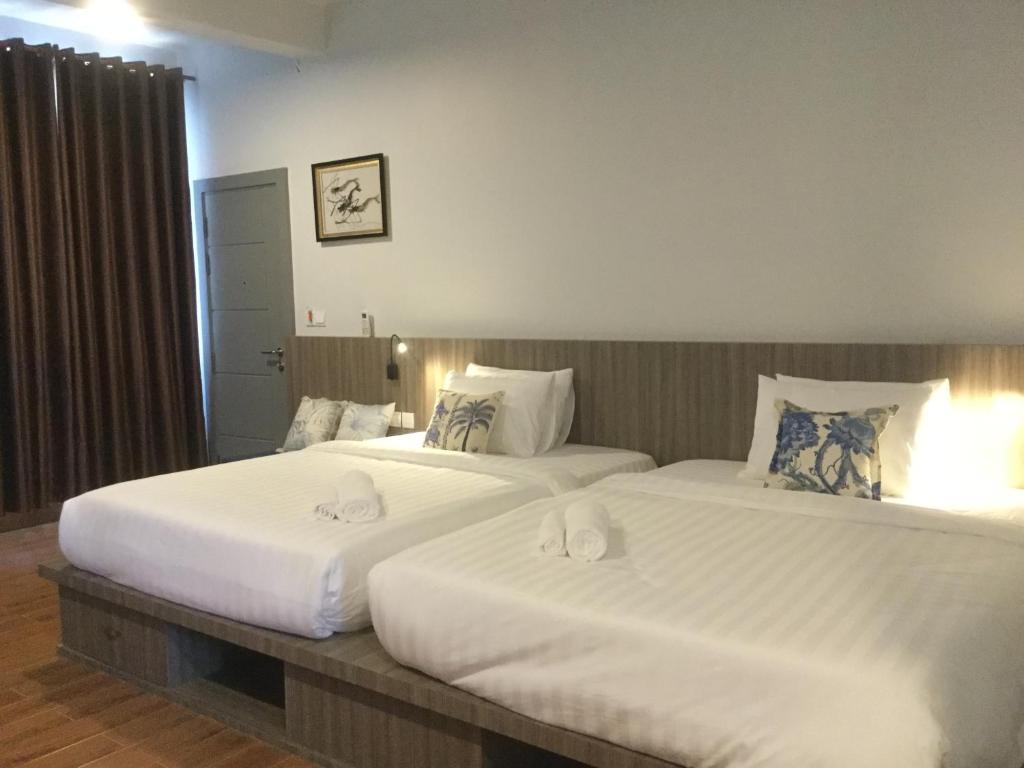 2 Betten nebeneinander in einem Zimmer in der Unterkunft 2N Residence in Siem Reap