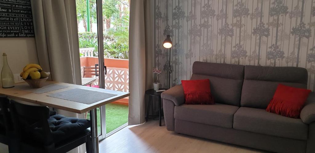拉克魯斯的住宿－Estudio Neya，客厅配有沙发和桌子