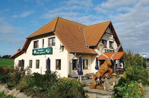 Casa blanca grande con techo marrón en Ferienwohnung im Nationalpark Jasmund en Hagen