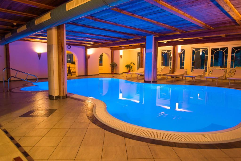 Piscina de la sau aproape de Appartement- und Wellnesshotel Winkler