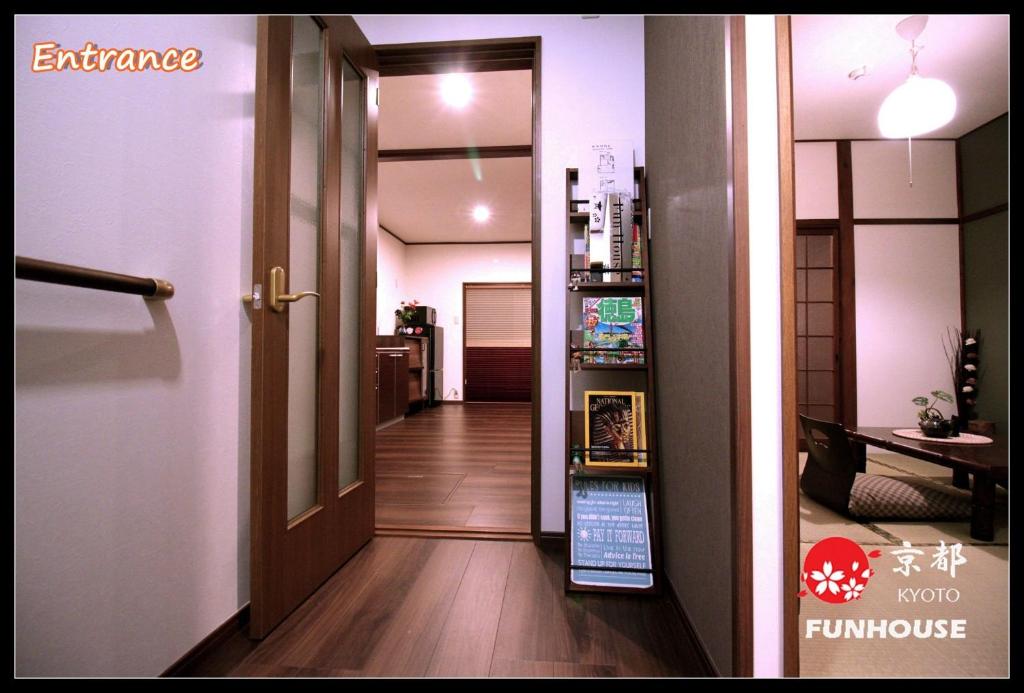 un corridoio che conduce a una camera con porta e corridoio di Kyoto - House / Vacation STAY 57383 a Kyoto