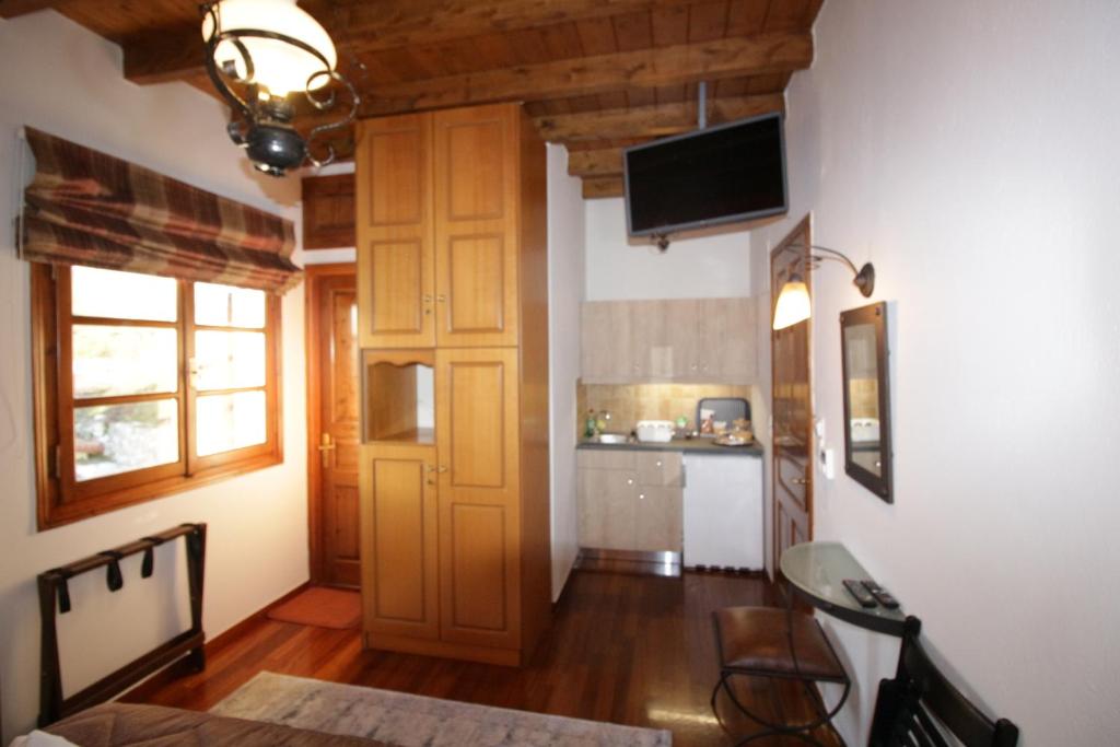 A kitchen or kitchenette at Xenonas Orizontes