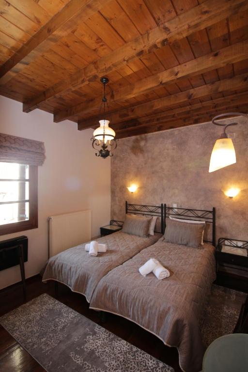 A bed or beds in a room at Xenonas Orizontes