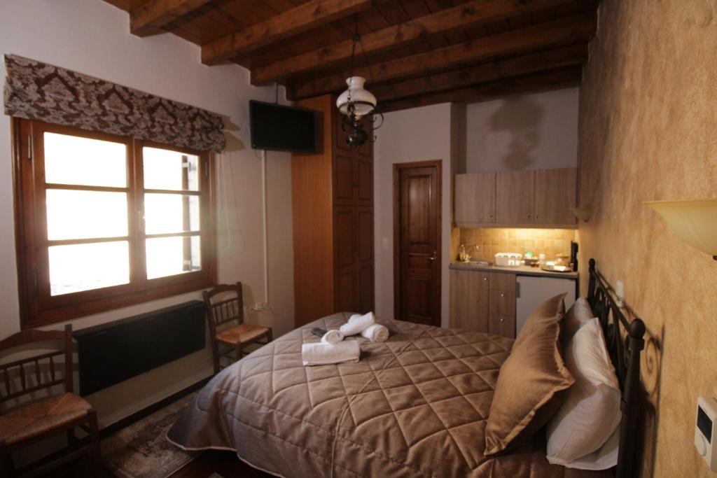 A bed or beds in a room at Xenonas Orizontes
