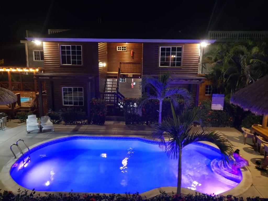 Bazén v ubytování Hotel Playa Caribe nebo v jeho okolí