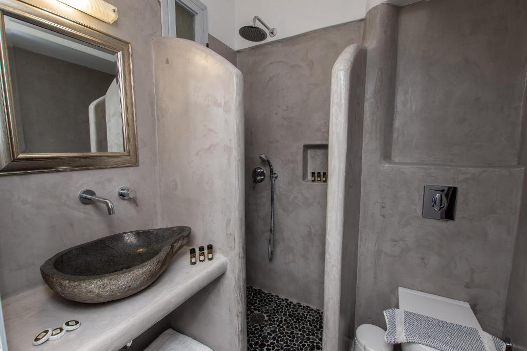 A bathroom at Studios Strouvalis