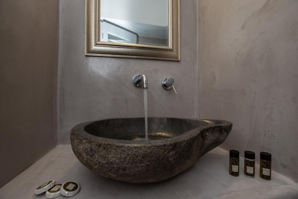 A bathroom at Studios Strouvalis