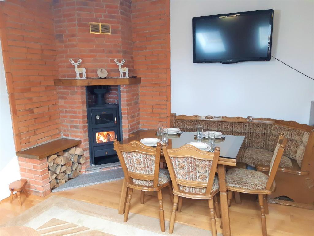 Μια τηλεόραση ή/και κέντρο ψυχαγωγίας στο Apartman Kupres Centar