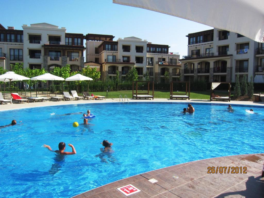 Bazén v ubytování Nedev's Apartments in Kavatsi Area nebo v jeho okolí