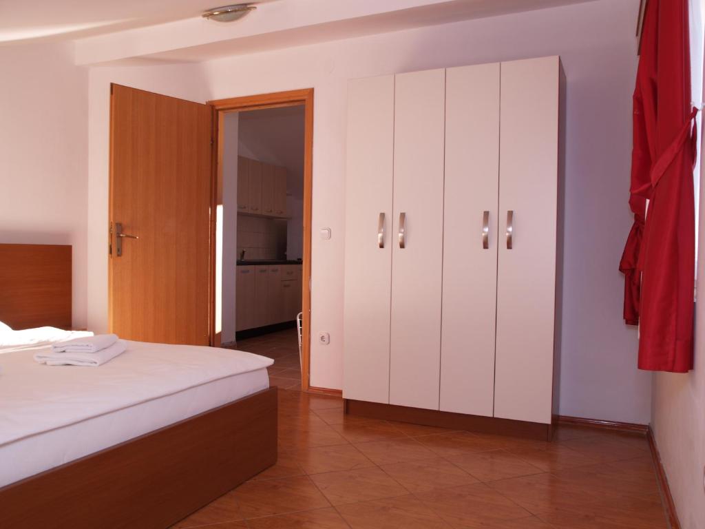 Postel nebo postele na pokoji v ubytování Apartmani "Jadran"