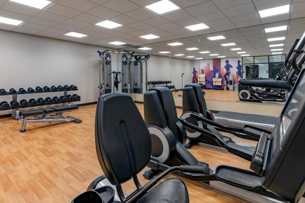 Fitness centrum a/nebo fitness zařízení v ubytování Hyatt Place Anchorage-Midtown
