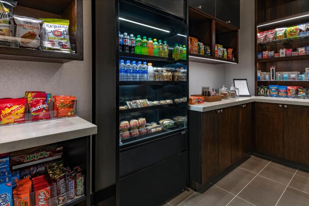 Kuchyň nebo kuchyňský kout v ubytování Hyatt Place Anchorage-Midtown