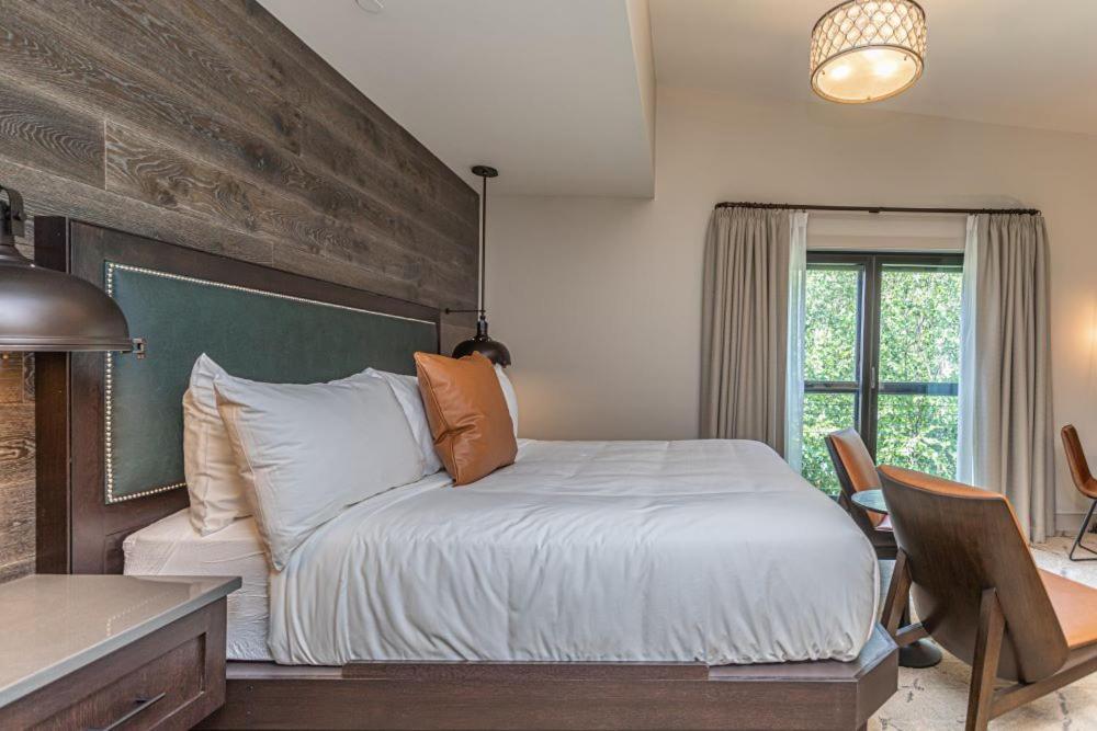 Ghost Light Inn - Deluxe King Room