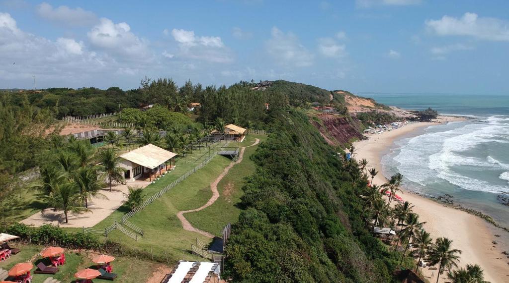 una vista aérea de la playa y del océano en PIPÁTOA BUNGALOWS, en Pipa