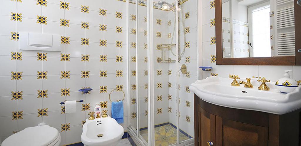 Łazienka w obiekcie AMORE RENTALS - Villa Angelo