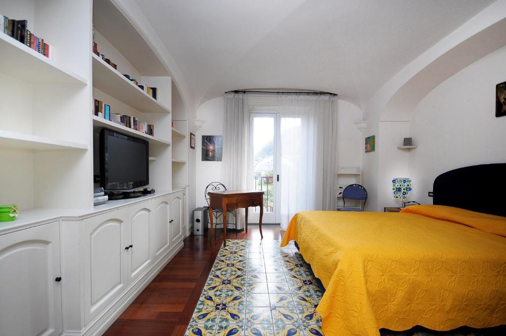 Telewizja i/lub zestaw kina domowego w obiekcie AMORE RENTALS - Villa Angelo