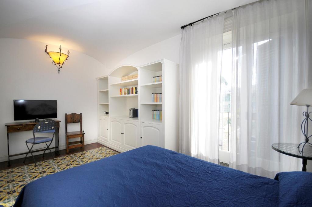 Telewizja i/lub zestaw kina domowego w obiekcie AMORE RENTALS - Villa Angelo