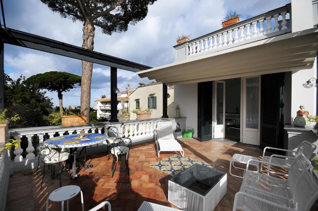 balkon ze stołem i krzesłami w domu w obiekcie AMORE RENTALS - Villa Angelo w mieście Sant'Agnello