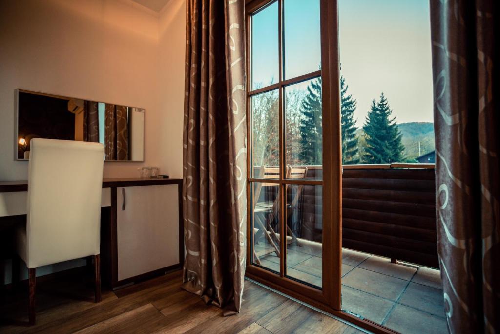 Televízia a/alebo spoločenská miestnosť v ubytovaní Golden Lakes Rooms